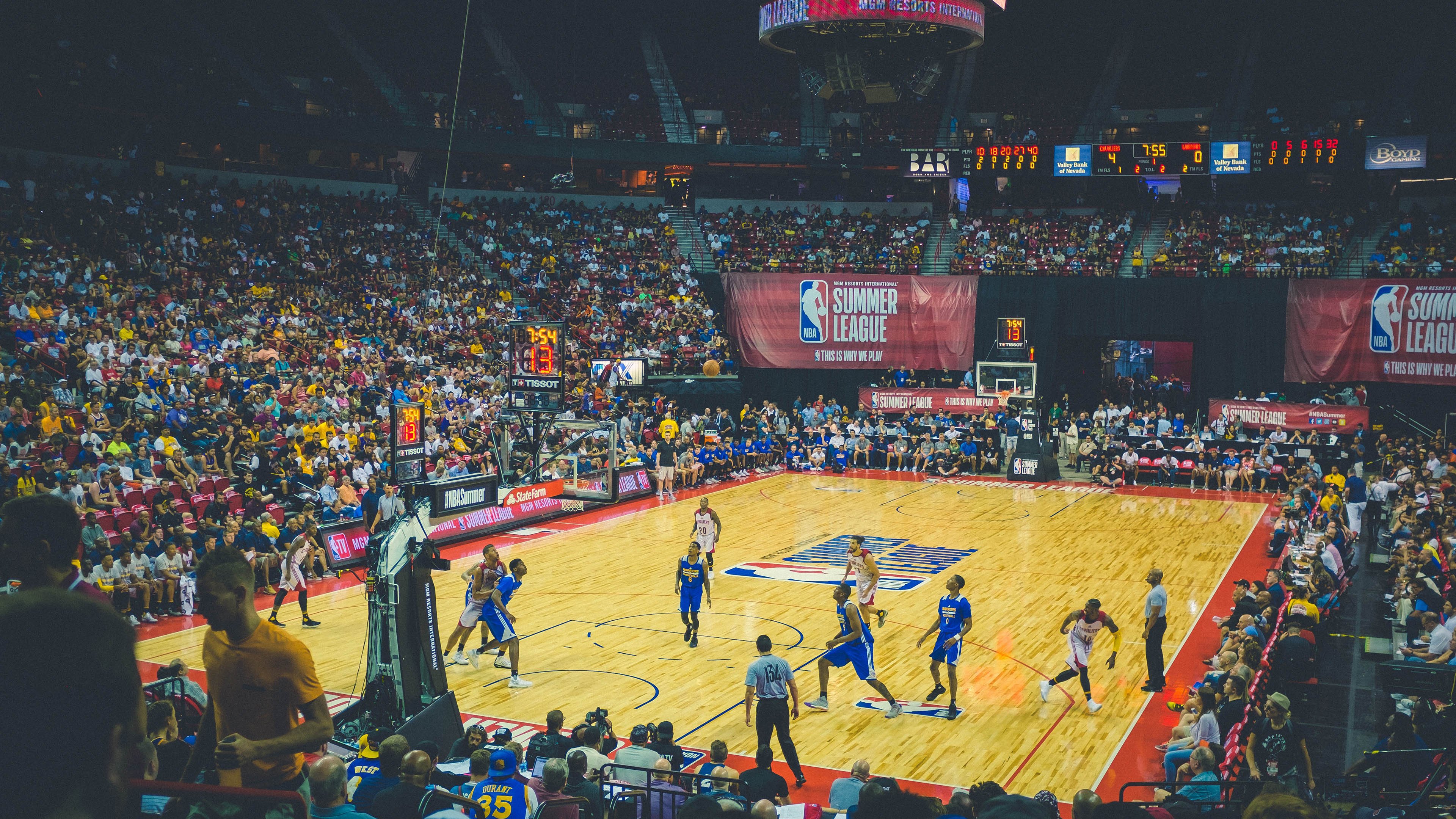 开云体育登录-NBA季后赛之夜，凯恩的跨界奇迹，从绿茵场到篮球馆的全场焦点
