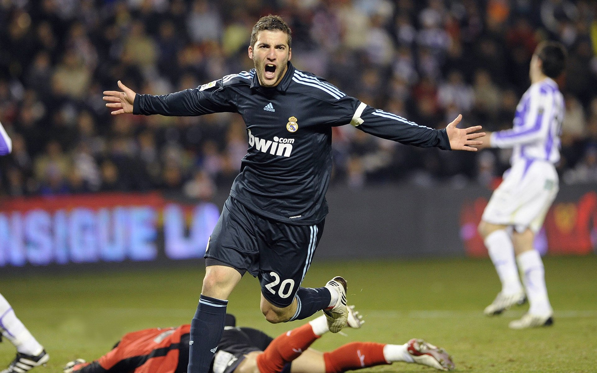 铁壁与利矛的碰撞，沙特防守哲学如何重塑德甲争冠格局